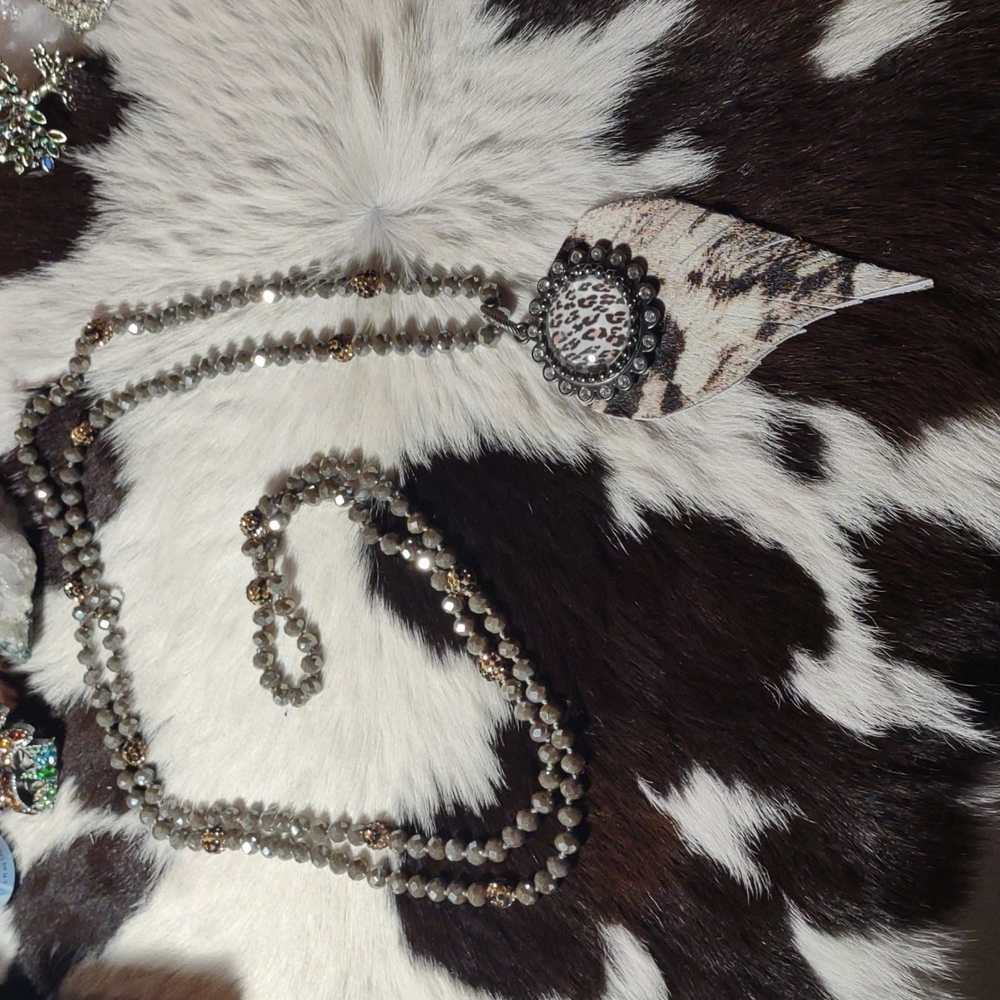 Necklace with leather and leopard print design